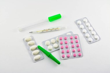 Termometre ve soğuk algınlığı ve grip için çeşitli ilaçlar.