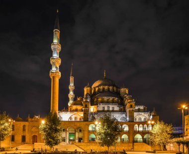 Yeni Jami cami Istanbul'da gece görünümü.