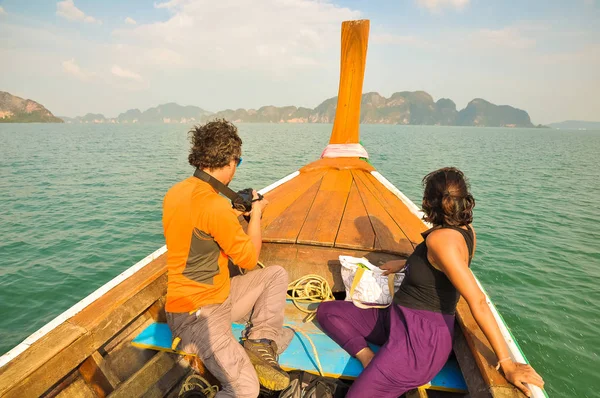 Erkek ve kadın arasında adalar tekne yüzen.
