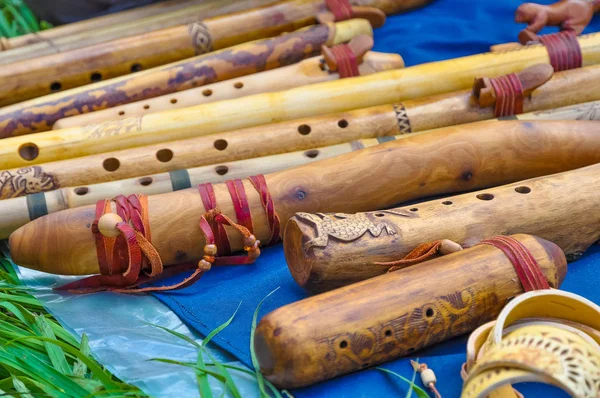 Много Различных Красивых Деревянных Флейт Ручной Работы — стоковое фото