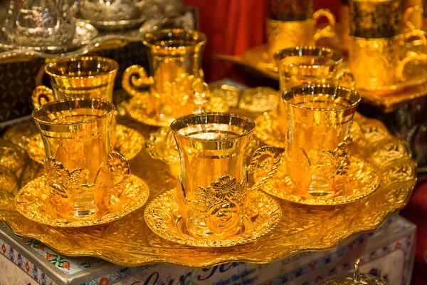 Комплект Традиционных Турецких Стаканов Чая Золотом Подносе — стоковое фото
