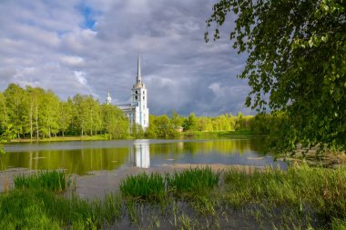 Manzara - kilise göl kenarında bahar. Rusya