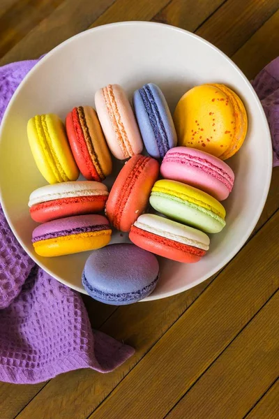 Veelkleurige Macaroon Franse Gebakjes Een Houten Achtergrond — Stockfoto