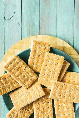 Susam ahşap zemin ile şeker kıtır kıtır kurabiye