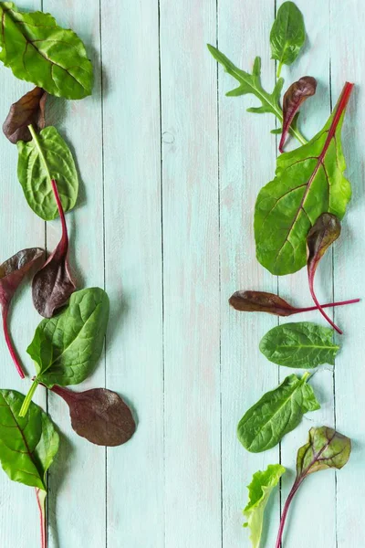 yapraklı sebzeler, ıspanak ve rukola ahşap arka plan üzerinde
