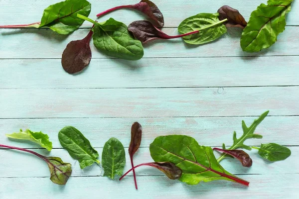 yapraklı sebzeler, ıspanak ve rukola ahşap arka plan üzerinde