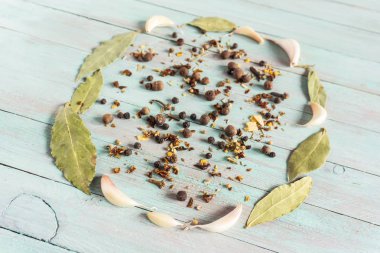 eski bir tablo üzerinde çeşitli baharatlar