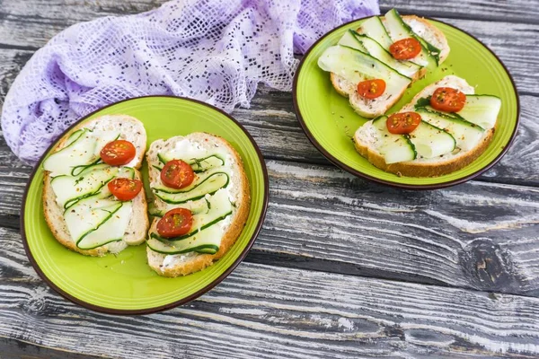Gesundes Frühstück Toast Mit Gurken Und Tomaten Bestreut Mit Trockenen — Stockfoto