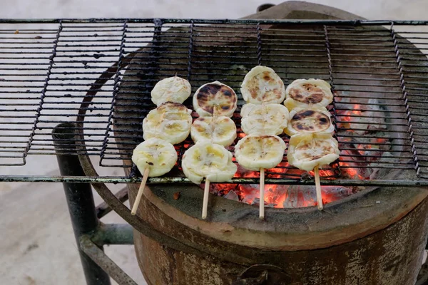 Plátano a la parrilla con una parrilla de acero en una estufa de carbón, f saludable —  Fotos de Stock