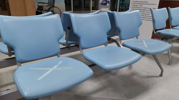 Bangkok, Tayland - 22 Mart 2020: sosyal mesafe kavramı. Hastanede her sandalye arasında mesafe bırakılır, salgın önleme COVID-19 coronavirüs.