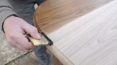 Marangoz cila tarafından tablo koruyor