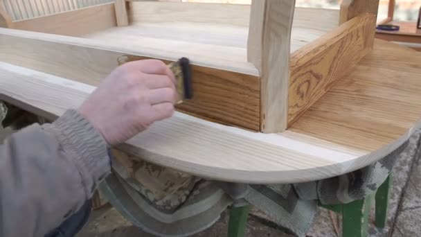 Carpinteiro está cobrindo mesa por laca — Vídeo de Stock