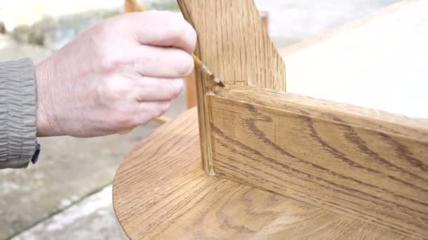 Carpintero cubre mesa por laca — Vídeos de Stock