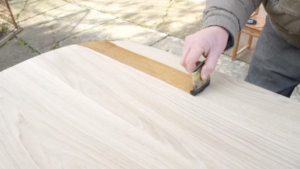 Carpenter è il tavolo da rivestimento di laccato — Video Stock
