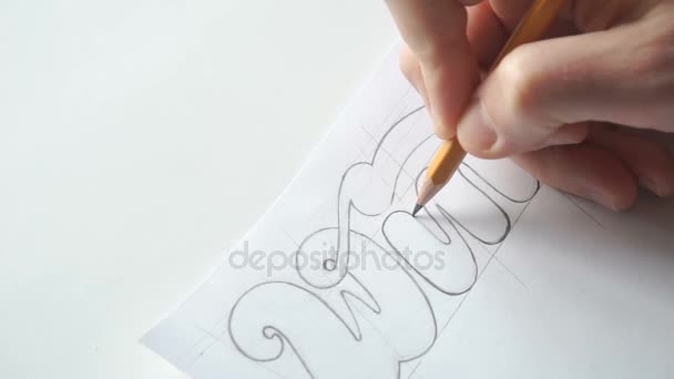 Designer disegno lettere con matita — Video Stock