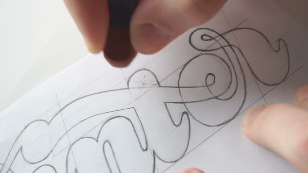Дизайнер рисует буквы карандашом — стоковое видео