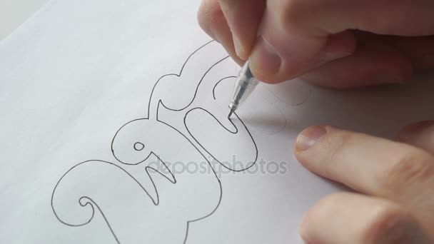 Ontwerper trace de letters met pen — Stockvideo