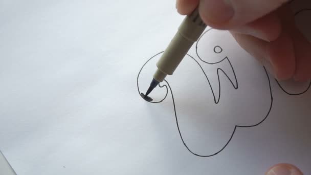 Дизайнер рисует буквы маркером — стоковое видео