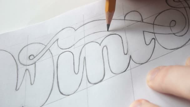 Дизайнер малює літери олівцем — стокове відео