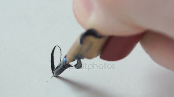 Calligraphe écrivant un mot 