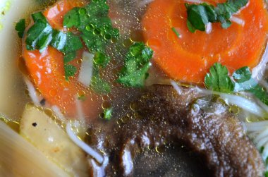 Tavuk çorbası nudle