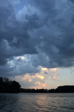 Göl viev fırtına gökyüzü