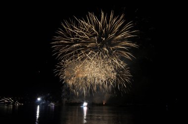 havai fişek nehir gece 