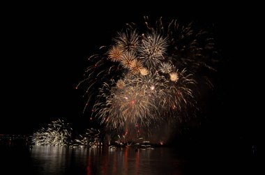 havai fişek nehir gece 