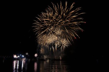 havai fişek nehir gece 