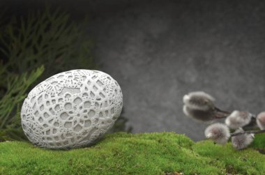 Süs yumurta kedicikler moss ile Paskalya kompozisyon