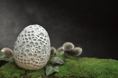 Süs yumurta kedicikler moss ile Paskalya kompozisyon