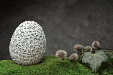 Süs yumurta kedicikler moss ile Paskalya kompozisyon
