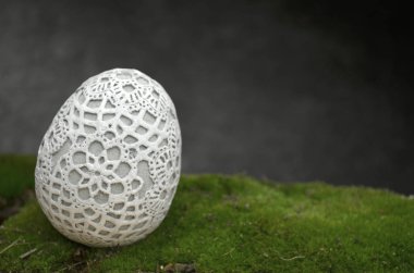 Süs yumurta kedicikler moss ile Paskalya kompozisyon
