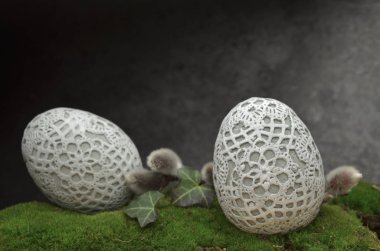 Süs yumurta kedicikler moss ile Paskalya kompozisyon