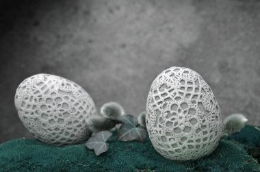 Süs yumurta kedicikler moss ile Paskalya kompozisyon