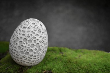 Süs yumurta kedicikler moss ile Paskalya kompozisyon