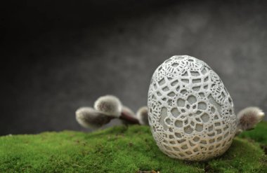 Süs yumurta kedicikler moss ile Paskalya kompozisyon