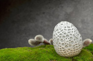 Süs yumurta kedicikler moss ile Paskalya kompozisyon