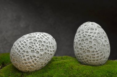 Süs yumurta kedicikler moss ile Paskalya kompozisyon