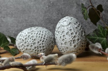 Süs yumurta kedicikler moss ile Paskalya kompozisyon