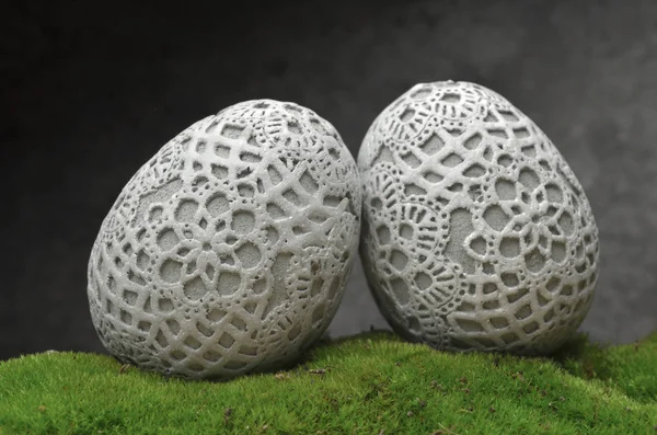 Süs yumurta kedicikler moss ile Paskalya kompozisyon