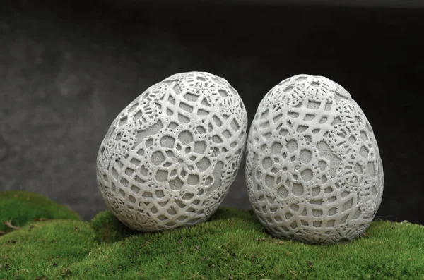 Süs yumurta kedicikler moss ile Paskalya kompozisyon