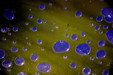 Buzun altında soyut kabarcıklar