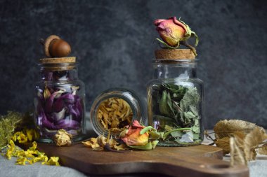 Kurutulmuş bitkiler ve çiçekler karışımı.