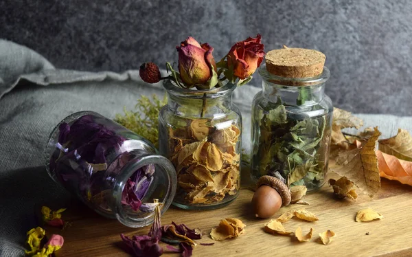 Kurutulmuş bitkiler ve çiçekler karışımı.