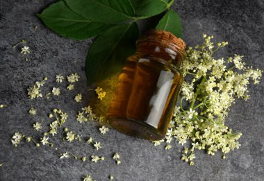 Mürver şurubu ev yapımı, organik.