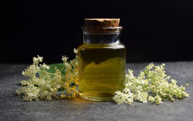 Mürver şurubu ev yapımı, organik.