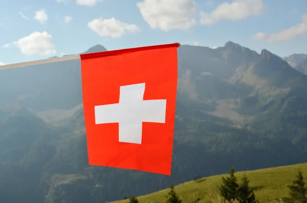 Mavi gökyüzüne karşı İsviçre bayrağı — Stok fotoğraf