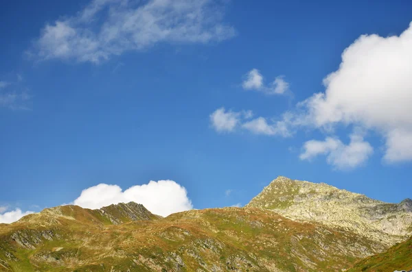 Paisaje de montaña y cielo azul nublado —  Fotos de Stock