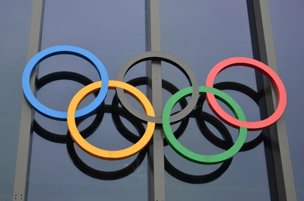 Symbol för de olympiska spelen - fem olympiska ringarna: blå, gul, svart, grönt och rött för 5 kontinenter, Afrika, Asien, Amerika, Europa och Australien. — Stockfoto